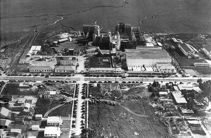 Šis attēls uzņemts 1922. gadā, kad Mērijas Pikfordes un Duglasa Fērbenksa Holivudas studijas pagalmā tika celtas dekorācijas filmai Robins Huds, izmantojot veselu strādnieku armiju. Fērbenkss gribēja uz ilgāku laiku atrisināt Holivudas hronisko bezdarba problēmu un uzbūvēt visgrandiozākās dekorācijas kinovēsturē. (Foto: A World History of Film)