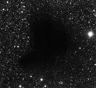 Iespējams, ka dzīvības sākums Visumā ir meklējams tumšajos molekulārajos mākoņos, tādos kā Barnard 68. (Foto: ESO)