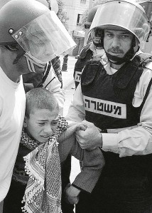 Izraēliešu policisti arestē arābu zēnu palestīniešu demonstrācijā Kfar Kanā, 30. martā (Foto - EPA/A.F.I.)