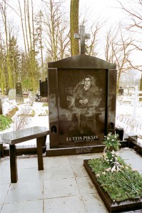 Latviešu čigānu dzimtu kapavietas Pleskodāles kapos Rīgā. 2001 (Foto - Kaspars Goba)