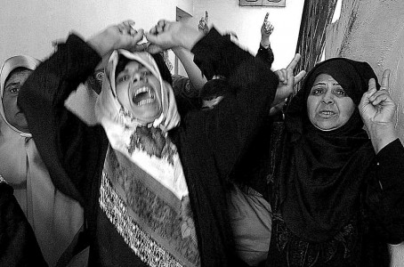 Izraēliešu karavīru nogalinātā palestīnieša Abū Asi radinieces viņa bēru laikā, Gazā, 25. martā (Foto - EPA/A.F.I.)
