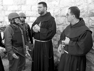 Izraēliešu virsnieki runājas ar franciskāņu mūkiem Betlēmē, 6. aprīlī (Foto - EPA/A.F.I.)