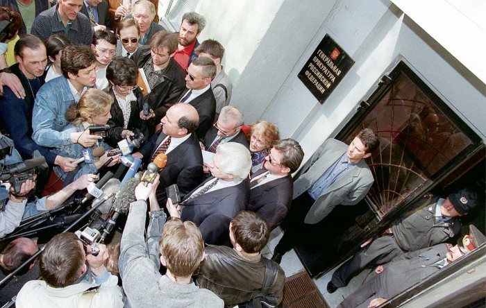Boriss Berezovskis un viņa advokāts Henrijs Rezņiks atbild uz žurnālistu jautājumiem pēc pratināšanas Krievijas Ģenerālprokuratūrā  1999. gada 26. aprīlī.