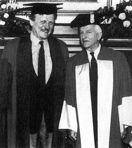 Autors (no kreisās) ar Vācijas Federatīvās republikas bijušo prezidentu Rihardu fon Veiczekeru  1996. gada jūnijā. (Foto no personiskā arhīva)