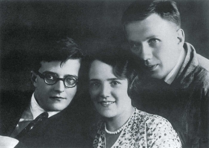 Dmitrijs Šostakovičs ar draugiem Ņinu Varzaru un Ivanu Solertinski 1932. gadā (Foto: Ural LTD)