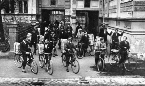 “Slikto pasta pakalpojumu dēļ vietējiem abonentiem izdevniecības sāka piegādāt avīzes ar saviem iznēsātājiem” (No Pētera Korsaka kolekcijas)