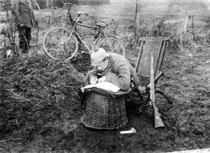 Vācu karavīrs sacer vēstuli lauka pastam 1914. gadā (Foto: Ullstein Bilderdienst, Berlin)