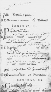 9. gadsimtā dziesmu grāmatās virs teksta sāka vilkt zīmes — āķīšus, vilnīšus un strīpiņas — apmēram tādas, kādas putni vai viegli dzīvnieki mīņādamies atstāj smiltīs. Šīs zīmes sauc par neumām — visticamāk, no sengrieķu vārda neuma — “mājiens”, bet varbūt arī no vārda pneuma, “elpa”.