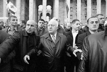 Apsardze izved Ševardnadzi no Gruzijas parlamenta ēkas 2004. gada 22. novembrī (Foto: 24 Hours)