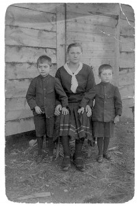 Augusts, brālis Alberts un Lības tante  30. gadu sākumā Pīkšās. Vecākais brālis Alberts 1942. gadā brīvprātīgi iestājās leģionā un krita pie Codes (Foto no personiskā arhīva)