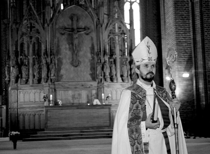 Arhibīskaps Jānis Vanags iesvēta atjaunoto Rīgas Svētā Pētera baznīcas altāri. 2001. gads (Foto - Andris Krieviņš, St. Acs)