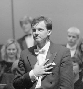 Andris Nelsons, diriģents: Bohēma mani īpaši saista tāpēc, ka šī opera ir par jauniem cilvēkiem, kuri pilni radošiem sapņiem un patiesām jūtām. Arī lielākā daļa mūsu solistu ir jauni, nereti sadzīves likstu nomākti, tādēļ viņi var izdziedāt to, kā jūtas. Klausītājs, atnākot uz šo operu, iegūst pozitīvu enerģiju, varbūt kļūst labāks, jo te nav ne slepkavību, ne citas vardarbības. Pučīni mums ļauj iedziļināties sevī, liek saprast, ka svarīgi ir izrādīt savas jūtas, jo šādā veidā mēs apliecinām savu cilvēcību. Jācer, ka viens otrs skatītājs tumsas aizsegā operas zālē ir nobirdinājis kādu asaru. (Foto - Uldis Briedis, Diena)