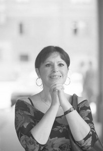 Inese Galante,  Mimī (soprāns): Mimī neapšaubāmi ir viena no skaistākajām soprāna lomām vispār. Diez vai kāds var palikt vienaldzīgs pret Mimī siltās dvēseles jūtu dziļumu un vienreizējo skaistumu, ko uzbūrusi Pučīni mīlestība uz saviem varoņiem. Visi četri galvenie varoņi ir tik atsaucīgi un draudzīgi, un man prieks, ka arī mūsu operā izcili muzikālā diriģenta Nelsona vadībā izdevies panākt lielisku ansambli. Nevaram aizmirst, ka stāsts ir arī traģisks – pēdējās desmit minūtes mani vienmēr aizrauj, tomēr sirdī paliek gaišums, jo Mimī aiziet laimīga. (Foto - Jānis Buls, Diena)