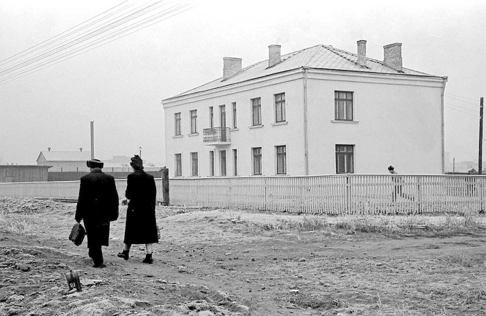 “Jaunās sešdzīvokļu dzīvojamās ēkas kopskats, netālu no Oškalnu vilcienu stacijas. Rīga. 1957. gada 14. februāris”