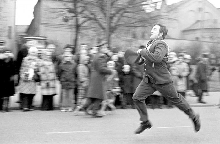 “Jaunākais milicijas leitnants A. Akmentiņš finišē tradicionālajā stafetē, kas veltīta Padomju milicijas dienai. Rīga. 1976. gada 8. novembris.”