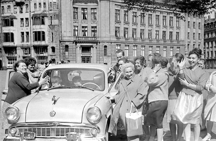“Vienā no Rīgas ielām pilsētas iedzīvotāji klausās TASS radio ziņojumu par kosmiskž kuģa Vostok-6 palaišanu. Rīga. 1963. gada 16. jūnijs” (Foto no Latvijas Valsts kinofotofonodokumentu arhīva)
