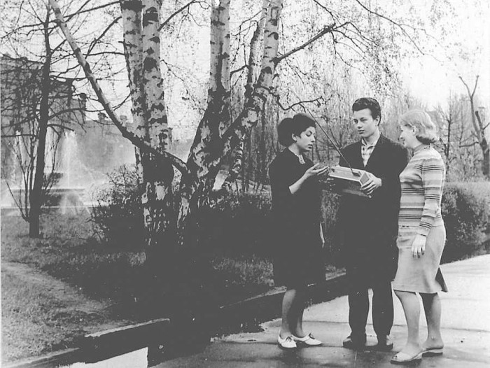 “Foto etīde  “Pavasarī, dārzā”. Rīga. 1967. gads” (Foto no Latvijas Valsts kinofotofonodokumentu arhīva)
