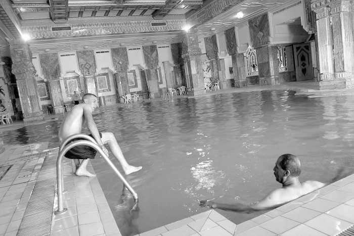 ASV 4. kājnieku divīzijas kareivji peldas baseinā Sadama Huseina bijušajā pilī Tikrītā  6. septembrī (Foto: EPA/A.F.I.)