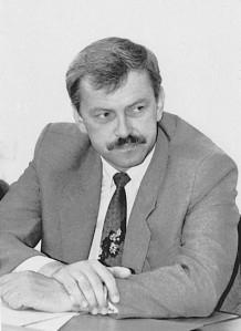 Augusts Brigmanis – Saldus rajona KP 1. sekretārs,  80. gadi.  “Bet katrā vietā, kur esmu strādājis, man šķiet, ka kaut kas ir jāizdara, kaut kas jāatstāj.” (Foto no Latvijas Valsts kinofotofonodokumentu arhīva)