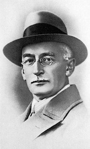 “Viņas vectēvs manās atmiņās laiku pa laikam parādās durvju ailē un nenoteikti smaida.” Boriss Eihenbaums (1886-1959), krievu literatūrzinātnieks