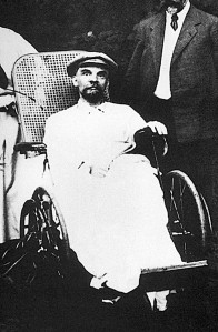 “Bet kāpēc, atļausiet vaicāt, viss šis ultghaghevolucionāgho salašņu baghs tik ilgi utojās Samāghā?” viņš auroja, staigādams pa istabu un bāzdams īkšķus iedomātas vestes padušu izgriezumos. Vladimirs Ļeņins  (1870-1924), krievu proletariāta vadonis