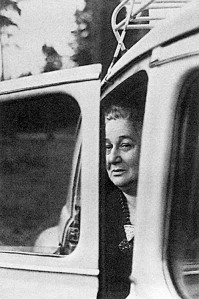 “Tikai neskaties uzreiz,” māte man pačukstēja, “pie loga sēž Ahmatova.” Anna Ahmatova (1889-1966), krievu dzejniece