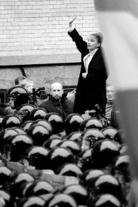Preses centrā pie sienas Ežēna Delakruā slavenās gleznas Brīvība sauc tautu uz barikādēm atdarinājums — centrālajam tēlam ir Jūlijas seja, rokās dzeltenzilais Ukrainas karogs, kuplās krūtis iespīlētas tautiskā blūzītē ar izšuvumiem. Nekāda hrestomātiska kailuma. Preses centra fotogrāfs skaidro: “Apvainojās Juļa, neielika savā kabinetā, saka — neatbilst patiesībai!” Kritušie un citi gleznas vīrieši arī esot pazīstami. Viens vīrietis ir ar novilktām biksēm. Mēģinām atcerēties, vai oriģinālā ir šāds skats vai nav. Fotogrāfs šo vīru nepazīst. (Foto - Aleksandrs Prokopenko)