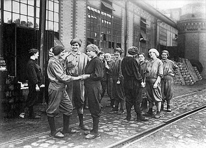 Munīcijas rūpnīcas strādnieces Vācijā. 1915. (Foto: Ullstein Bilderdienst)