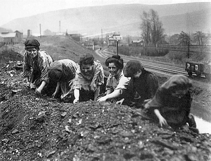 Sievietes un bērni zog izbirušās ogles raktuvju tuvumā Dienvidvelsā. 1913. (Foto: Hulton Getty)
