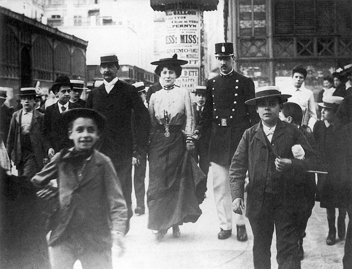 Apcietināta Parīzes šuvēja. 1910. (Foto: Roger - Viollet)