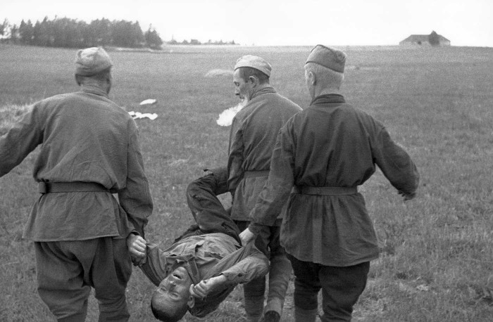 Krievi aiznes savu kritušo biedru, 1941, Latvija (Foto - Georgd Jozefs Gundlahs)