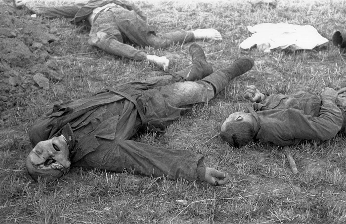 Pirmie kritušie krievi, 1941, Latvija (Foto - Georgs Jozefs Gundlahs)