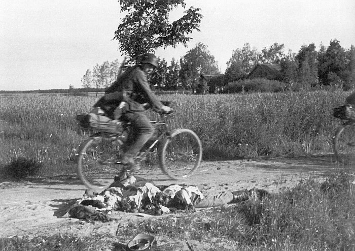 Tiešā tēmējumā trāpīts krievu kareivim, 1941, Latvija (Foto - Georgs Jozefs Gundlahs)