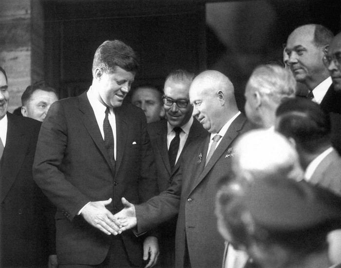 Ņikitas Hrušova un DŽona F. Kenedija pirmā tikšanāš, 1961 (Foto: Hulton Getty Picture Collection)