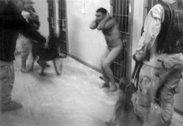 Spīdzināšana Abū Graibas cietumā Irākā (Foto no žurnāla The New Yorker 2004. gada 17. maija numura)