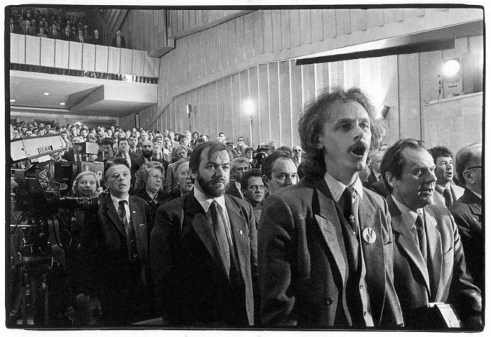 Latvijas Tautas frontes kongress. Priekšplānā - Jānis Rukšāns,  aiz viņa Valdis Šteins (Foto - Uldis Briedis, Diena)