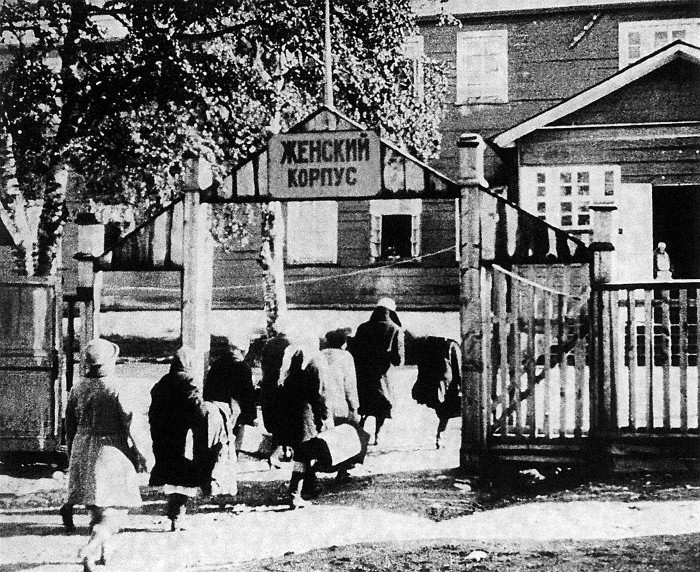 Ieslodzītās ierodas Solovku nometnē, 1928 (No Jurija Brodska grāmatas Divdesmit īpašas nozīmes gadu, 2002)