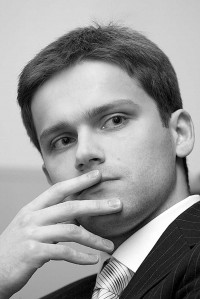 Mārtiņš Vanags:  Labestība netiek pierādīta. Par to liecina savstarpējas neuzticēšanās, melu un greizsirdības atmosfēra visā izrādes ilgumā. (Foto - Māris Zemgalietis. BCCS, Repro)