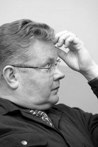 Raimonds Auškāps: Pirmajā cēlienā paparazzi, respektīvi, Andželoti ierodas kā nindzja, nolecot no altāra gleznas. (Foto - Māris Zemgalietis. BCCS, Repro)