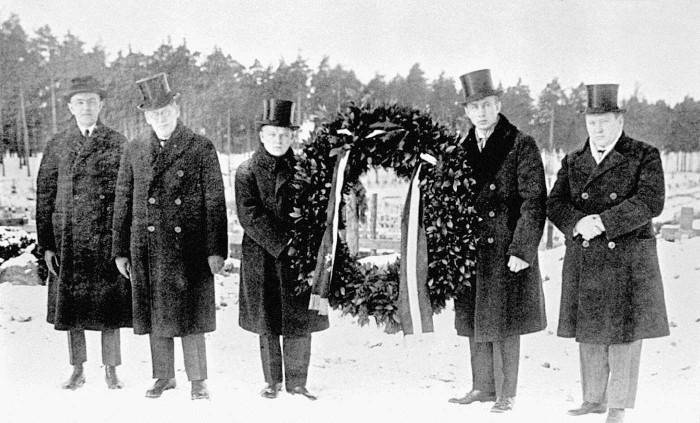 Jaņa Rozentāla bēres Brendē, Somijā. No Latvijas ieradušies (no kreisās) tēlnieks Burkards Dzenis, mācītājs Jānis Grīnbergs, advokāts Jānis Kreicbergs, gleznotājs Jāzeps Grosvalds,  ekonomists Ernests Birkāns. 1916 (Foto no Latvijas kinofotofonodokumentu arhīva)