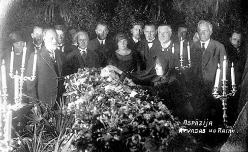 Aspazija atvadās no Raiņa, 1929 (J. Riekstiņa foto no Valsts Kinofotofonodokumentu arhīva)