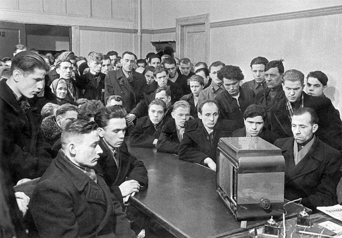 Krievijas strādnieki klausās oficiālo paziņojumu par Josifa Staļina nāvi. 1953 (Novosti, London)
