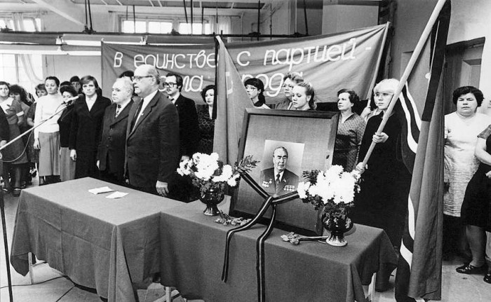 Sēru mītiņš šūšanas uzņēmumā Latvija sakarā ar  Leonīda Brežņeva nāvi. 1982  (Foto reprodukcija - Andris Kozlovskis, Punctum)