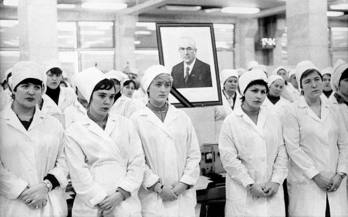 Sēru mītiņš ražošanas uzņēmumā Alfa sakarā ar Jurija Andropova nāvi. 1984 (Foto no Latvijas Valsts Kinofotofonodokumentu arhīva)