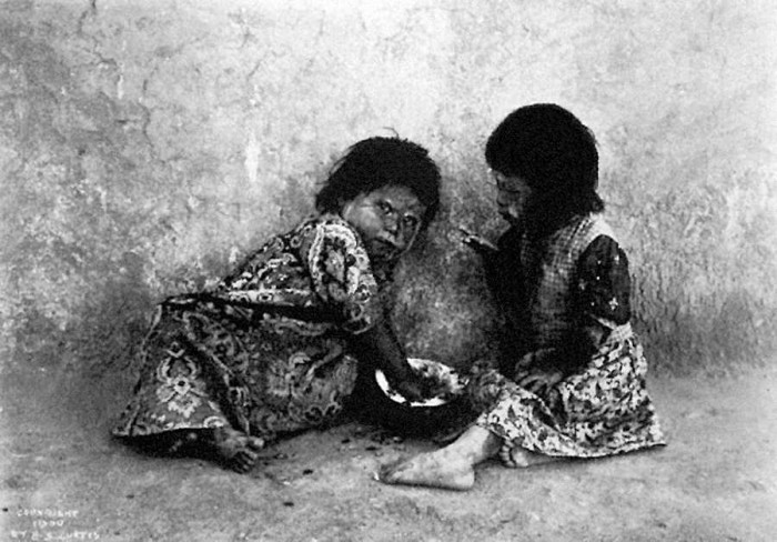 Hopi meitenes ēd meloni, 1900 (Foto - Edward S. Curtis)