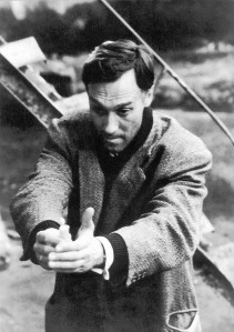 Oļegs Jankovskis rakstnieka Gorčakova lomā Andreja Tarkovska Nostalģijā glābj pasauli, nesot sveci pāri Svētās Katrīnas baseinam (Foto no grāmatas Mir i fiļmi Andreja Tarkovskogo, Moskva, Iskusstvo, 1991)