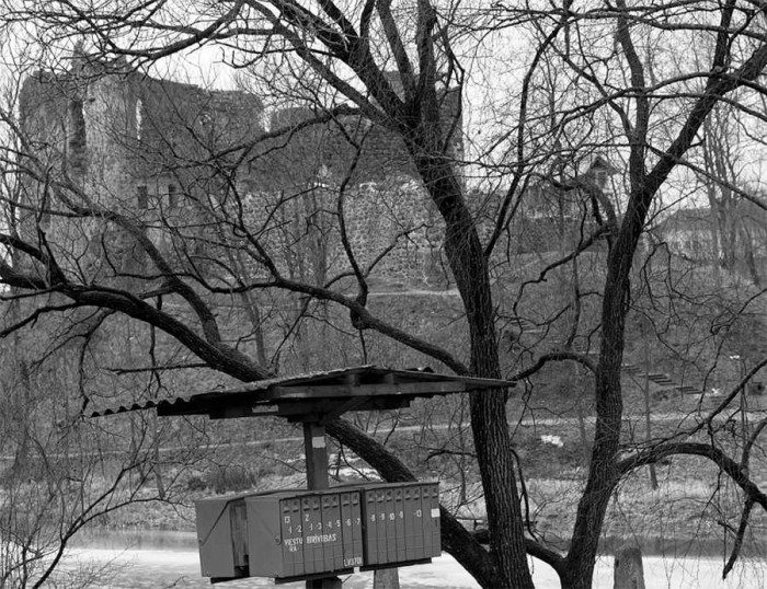 Pļavas, Viestura un Brīvības ielu iedzīvotāju kolektīvās pastkastītes Dobelē pie Bērzes tilta, 07.02.2004. 11 .27:07, f 4.5, 1/50s (Foto - Mārcis Bendiks)