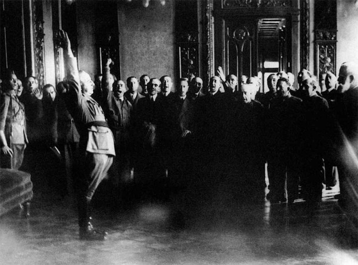 Ģenerālis Franko nodod valdības galvas zvērestu. 1936 (foto: Hulton Getty Picture Gallery)