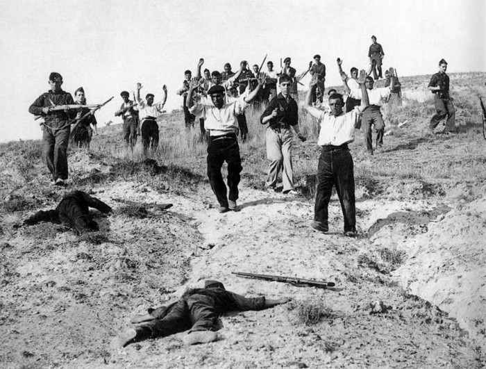 Republikāņu grupas sagūstīšana 1936. gada augustā (foto: Hulton Getty Picture Gallery)