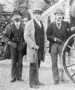 Marsels Prusts pie Fremonu pils Truvilā. Šī fotogrāfija, kurā Prusts redzams gaišā mētelī un salmu cepurē, uzņemta 1891. gada rudenī vai 1892. gada vasarā,  kad viņš uzturējās Normandijā, villā Les Frémonts, kas atradās Truvilas augstienē starp laukiem un jūru. Romānā – Laraspeljēra, villa “ar trīs skatiem” netālu no Balbekas, kuru marķīze Kambremēra bija izīrējusi Verdirēniem.  “Es turpretī viņai teicu, ka vienmēr esmu dzirdējis slavējam vienreizīgo skatu, kas paveras no Laraspeljēras kalna gala, ka tajā esot  liels salons ar diviem kamīniem un vesela logu rinda dārza pusē, raugoties starp lapotnēm uz jūru, kas plešoties tālāk par Balbeku, un otra logu rinda – uz ieleju.” “Sodoma un Gomora”